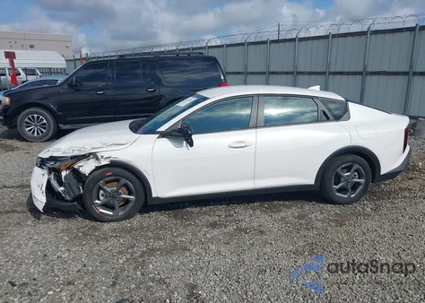 2025 Kia K4 Lxs z USA, uszkodzony, nr VIN 3KPFT4DE0SE047909